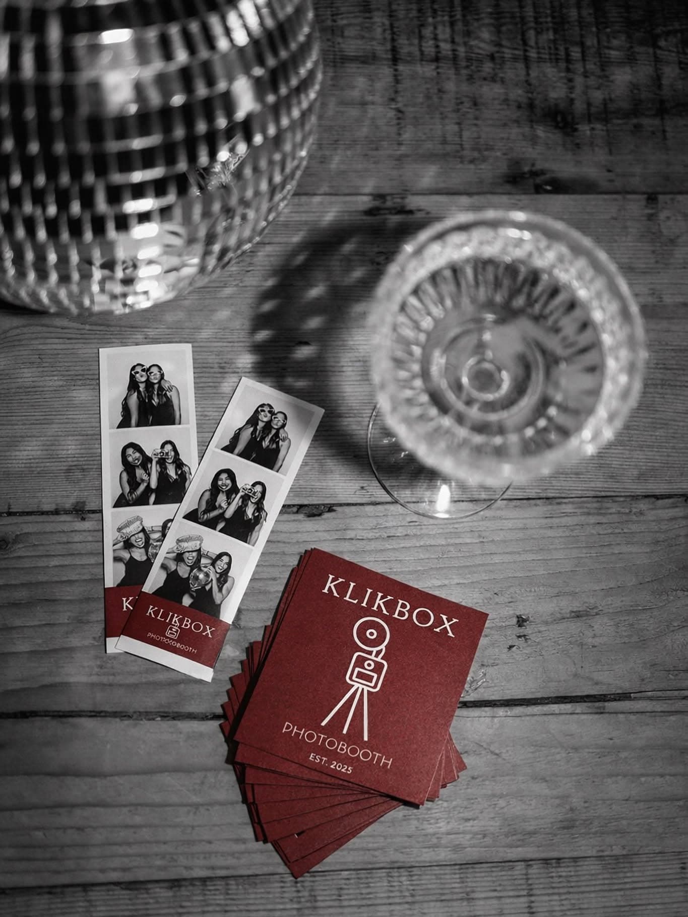 Ασπρόμαυρη σύνθεση με photostrips, disco ball και κάρτες ΚλικBox